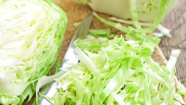 Салат из белокочанной капусты «Дачный» – Шаг 1
