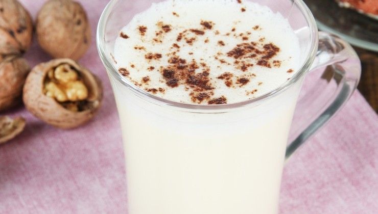 Молочный коктейль с орехами и корицей