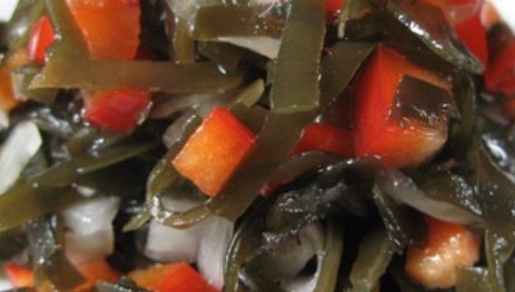 Салат из морской капусты с луком и помидорами – Шаг 3