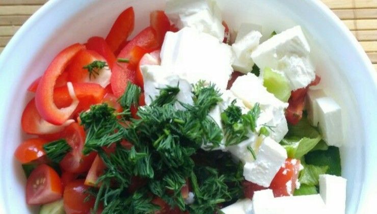 Салат с оливками, брынзой и овощами – Шаг 8
