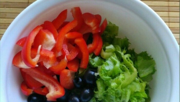 Салат с оливками, брынзой и овощами – Шаг 4