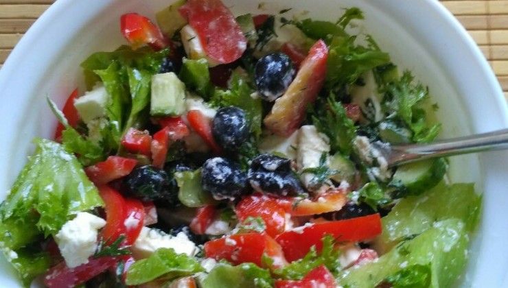 Салат с оливками, брынзой и овощами