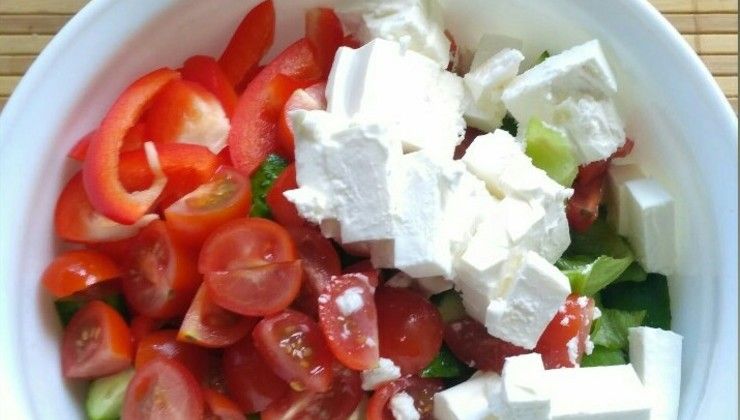 Салат с оливками, брынзой и овощами – Шаг 7