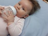 Сыну 4 месяца начинает брать ручками свою бутылочку со смесью и но ещё выпадывает из ручек. Но пытается удерживать.
