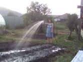 Жарааа +32. Поливаю свой огород. Сама таскаю шланг по всему огороду.