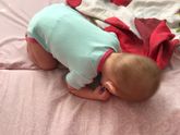 Учится вставать