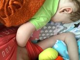 Руку под футболку