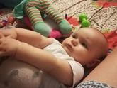 Очень внимательно рассматривает свои