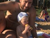 Малыш на пляже должен