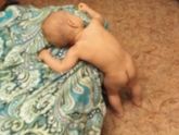 Такая проблема бывает каждую ночь, хочет спать но не может, нам же нужно еще поиграть побегать:-)