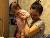 Встает но носочки