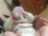 Сыну 4 месяца начинает брать ручками свою бутылочку со смесью и но ещё выпадывает из ручек. Но пытается удерживать.