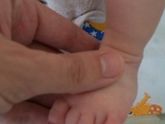Пальчик ножке заходит за другие