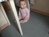 Пол и ползающий человек