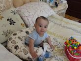 На память, Юсуф учиться сидеть и ползать, и загнал мячик между шкафами и не знает как его достать ?