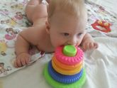 Нанизывает колечки в 5 мес?