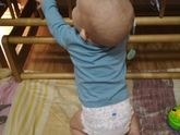 Пытается достать бирку из роддома 😂
