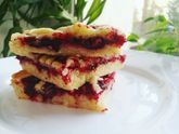 Тертый пирог с вишневым вареньем.
