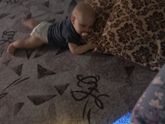 Как уложить этого бедного родственника спать в кровать?