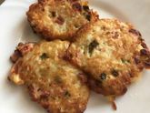 Картофельные драники с колбасой.