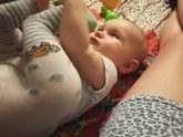 Очень внимательно рассматривает свои