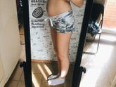 В обтянутой одежде виден животик ?
