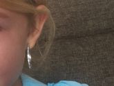 Одна дырочка в ушке выше другой