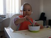 Кушает сама