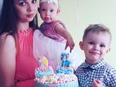 Алисе 1 годик, Ванюшке 3 годика😊