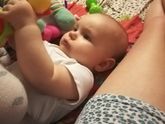 Очень внимательно рассматривает свои