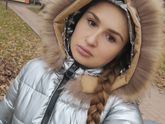 Дочка сегодня каталась на качелях