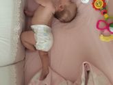 Дочка запрокидывает голову
