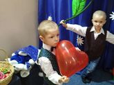 Ребёнок грустит на утренниках