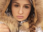 Дочка сегодня каталась на качелях