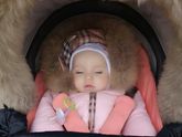Дочка сегодня каталась на качелях