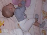 Как спят ваши карапузы в таком возрасте ? На спинке ровно всю ночь или так же? Я увидела и охренела ?ей походу удобно