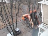 положила ребенка спать на балконе....