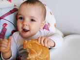Как научить ребенка жевать??