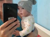 Любит в зеркало смотреться, разговаривает со своим отражением?