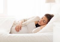Ученые выяснили, на каком боку нужно спать беременным