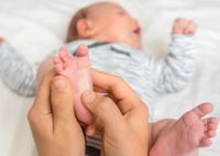 Массаж ступней: избавляем малыша от болезней