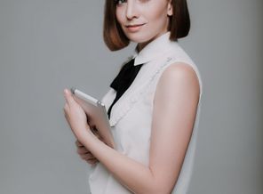 ну а это я. в жизни я менее деловая и более улыбчива))