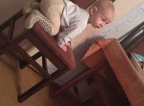 научился забираться на стул