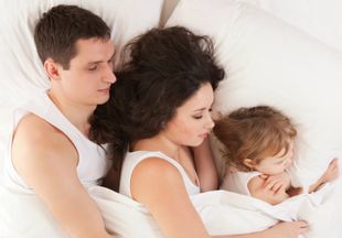 Монолог мамы: «У меня начались проблемы с мужем из-за совместного сна с дочкой»