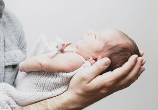 Врач-ортопед показал, как правильно держать младенца на руках