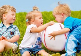 Совет дня: как научить ребенка делиться игрушками на детской площадке. И надо ли?