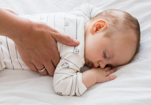 Лайфхак уставшей маме: перчатка для укладывания малыша
