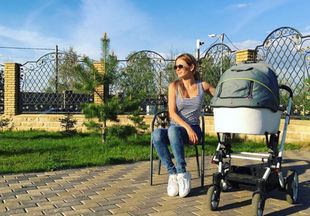 Первая прогулка: Анна Хилькевич с новорожденной дочкой