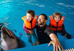 Водный мир: дети Антона Макарского поплавали с дельфинами