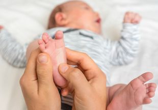 Массаж ступней: избавляем малыша от болезней